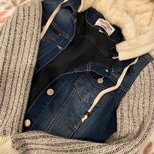 Jean jacket with knitted sleeves
